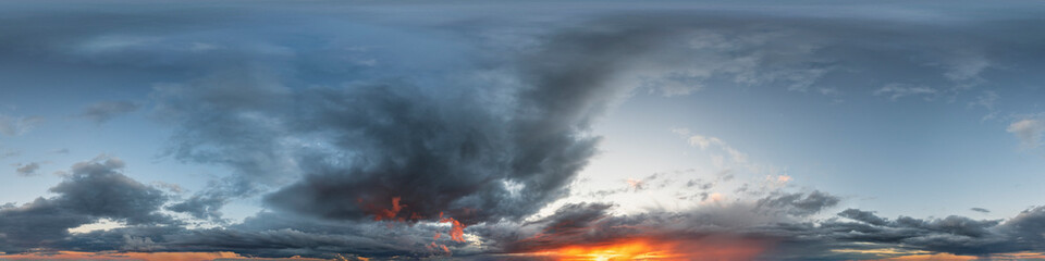 Fototapeta na wymiar 360°-Panoramahimmel am Abend mit dunklen Wolken ohne Boden, zur einfachen Verwendung in 3D-Grafiken und Panorama für Kompositionen in sphärischen Luft- und Bodenpanoramen als Himmelskuppel