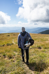 man travels in the mountains