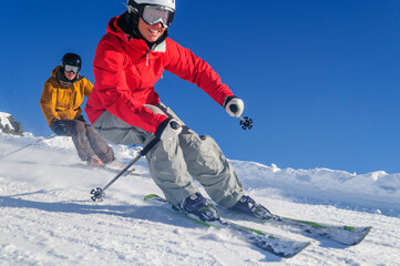 Fototapeta na wymiar Gemeinsames skifahren auf bestens präparierter Piste in den Alpen