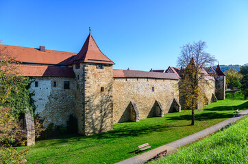 Fototapeta na wymiar Stadtmauer mit vorgelagertem Graben in Weißenburg