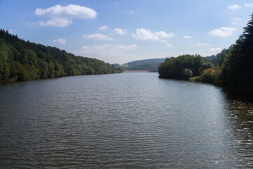 Blick auf den Kronenburger See in der Eifel.