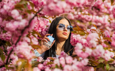 Fototapeta premium toilette water. spa and beauty. enjoy the beauty of your fragrance. sexy woman hold perfume bottle. Fashion accessories collection. Spring style organic cosmetics background. bottle of floral perfume