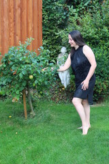 Frau im Garten
