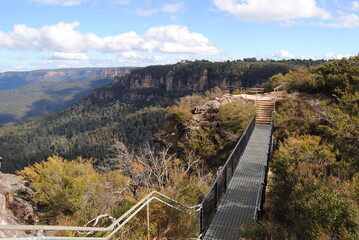 Fototapeta premium Hiking hear waterfalls in Wentworth Falls in Blue Mountains national park, Australia