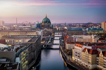 Blick entlang der Spree auf den Berliner Dom und die Skyline von Berlin, Deutschland, am Abend mit Stadt Lichtern und sanftem Himmel © moofushi