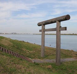川沿いに建てられている木製の鳥居