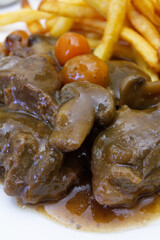 assiette de boeuf bourguignon et frites