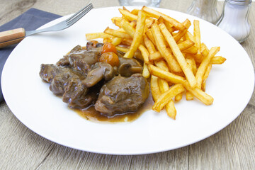 assiette de boeuf bourguignon et frites