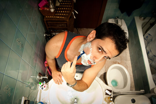 hombre afeitandose en ba&ntilde;o