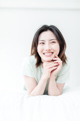 Fototapeta premium Asian women playing in the bedroom