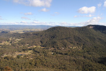 Fototapeta premium The bright cliffs with the rocks in the Blue Mountains in the national park, Australia