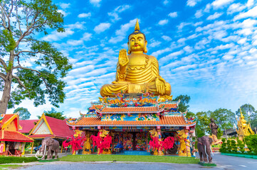 Fototapeta premium buddha statue in temple