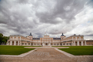 Vista general de palacio de Aranjuez  y  cielo nuboso