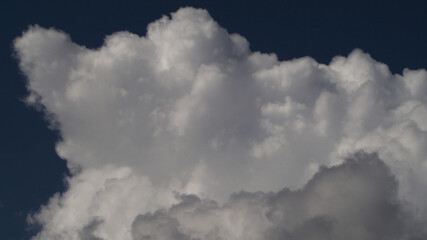 Cumulus massif, d'un blanc immaculé 
