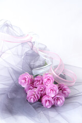 Obraz na płótnie Canvas グレーのチュールとピンクのクルクマの花束
