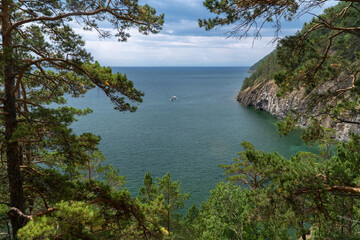 Obraz premium The ship sails on Lake Baikal near the shore