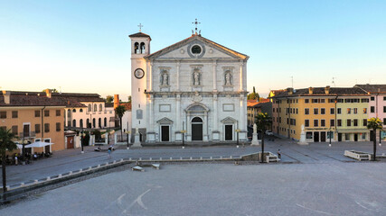 Fototapeta na wymiar Duomo di Palmanova a Piazza Grande- Chiesa vista al tramonto 