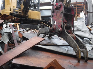 Destroy a house with a power shovel　～パワーショベルをつかって家を壊す