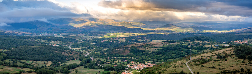 Fototapeta na wymiar Valle en Cantabria norte de España 