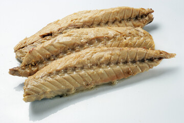 Filetes de caballa en fondo blanco