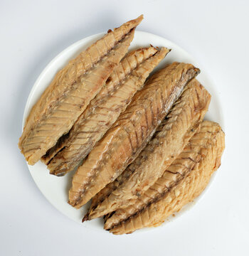 Filetes de caballa en plato en fondo blanco