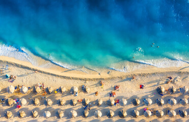 Middellandse Zee. Luchtfoto op het strand en de mensen. Vakantie en avontuur. Strand en blauw water. Bovenaanzicht van drone op strand en azuurblauwe zee. Reis en ontspan - afbeelding