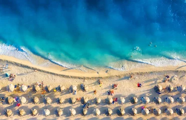 Gartenposter Luftaufnahme Strand Mittelmeer. Luftbild auf den Strand und die Menschen. Urlaub und Abenteuer. Strand und blaues Wasser. Draufsicht von der Drohne am Strand und azurblauem Meer. Reisen und entspannen - Bild
