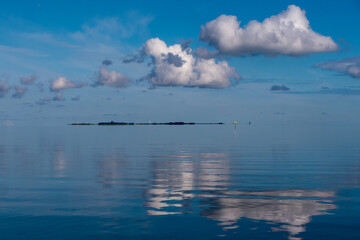 Naklejka na ściany i meble Wolkenspiegelung vor der Insel Neuwerk, bei spiegelglatter Nordsee.