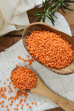 Rote Linsen, ungekocht in Schale