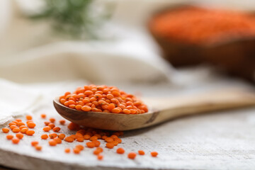 Rote Linsen, ungekocht auf einem Holzlöffel