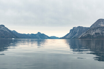 Fjordlandschaft im Westen von Grönland, nahe der Hauptstadt Nuuk im September.
