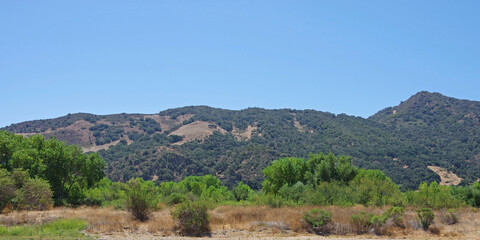 Obraz premium Panoramic view of the California coastal Santa Ynez mountain range seen from the inland side on a sunny summer day