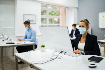 Obraz premium Business Team Training. Working On Computer