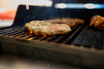 Grillfleisch auf dem Grill 