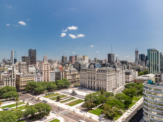 Vista aérea de la Plazoleta del Tango y el Centro Cultural en Buenos Aires, Argentina con un cielo...