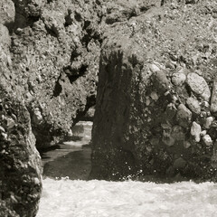 Mar entre rocas
