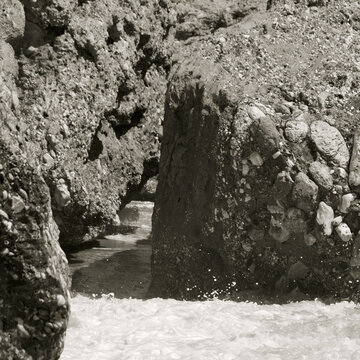 Mar entre rocas