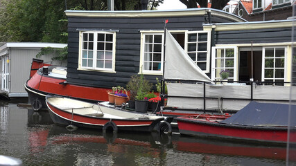 Fototapeta na wymiar Leiden by boat (Netherlands)