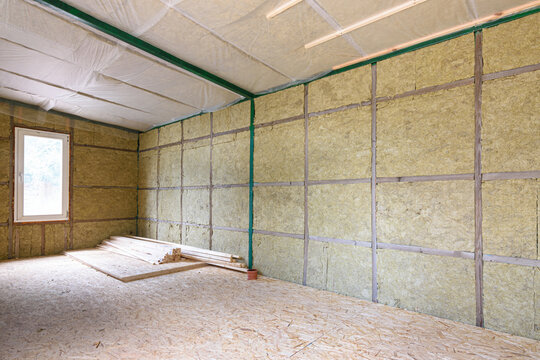 Wall insulation with mineral slabs in a frame house