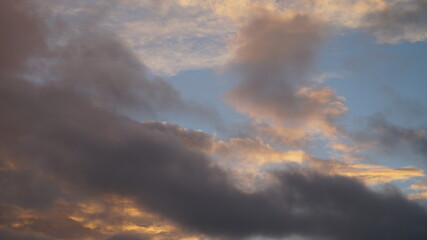 Fototapeta na wymiar Wolken im Himmel mit Sonenstrahlen