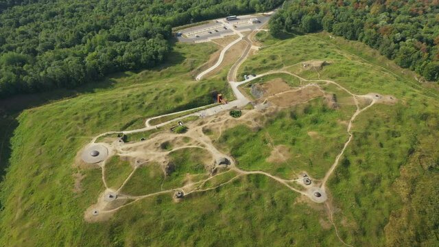 Le fort de Douaumont vu du dessus au milieu de la campagne et des for&ecirc;ts verdoyantes vers Verdun, dans la Meuse, en Lorraine dans le Grand-Est de la France, en &eacute;t&eacute; et en drone.