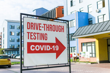 Obraz premium Coronavirus drive-through testing sign and arrow