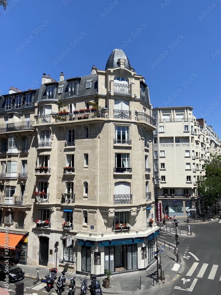 Wall mural Immeuble et rue du quartier de Vaugirard à Paris