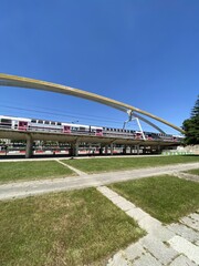 Fototapeta premium RER sur le pont du parc André Citroën à Paris