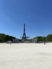 La tour Eiffel vue depuis le Champs de Mars à Paris
