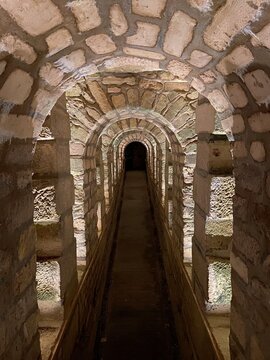Couloir des catacombes à Paris