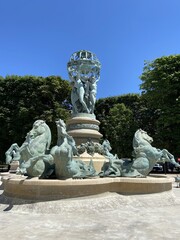 Fototapeta na wymiar Bassin vide de la fontaine de l’Observatoire à Paris