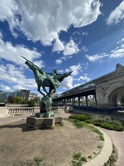 Obraz premium Métro aérien sur le pont de Bir Hakeim à Paris 