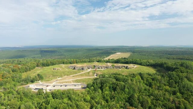 Le fort de Douaumont au milieu de la campagne et des for&ecirc;ts verdoyantes vers Verdun, dans la Meuse, en Lorraine dans le Grand-Est de la France, en &eacute;t&eacute; et en drone.