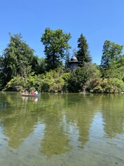 Barque sur le lac du bois de Boulogne à Paris
